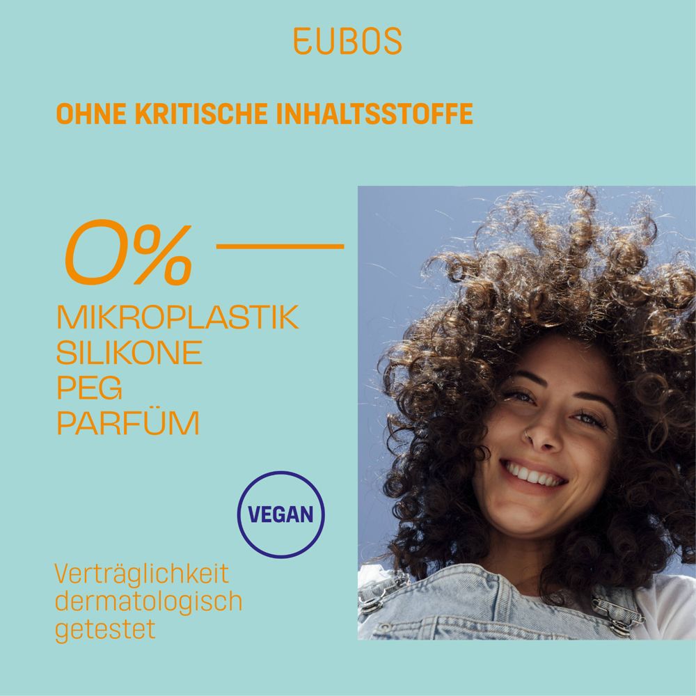 Frau mit Locken. Text: 0% Mikroplastik, Silikone, PEG, Parfum. Vegan. Dermatologisch getestet.
