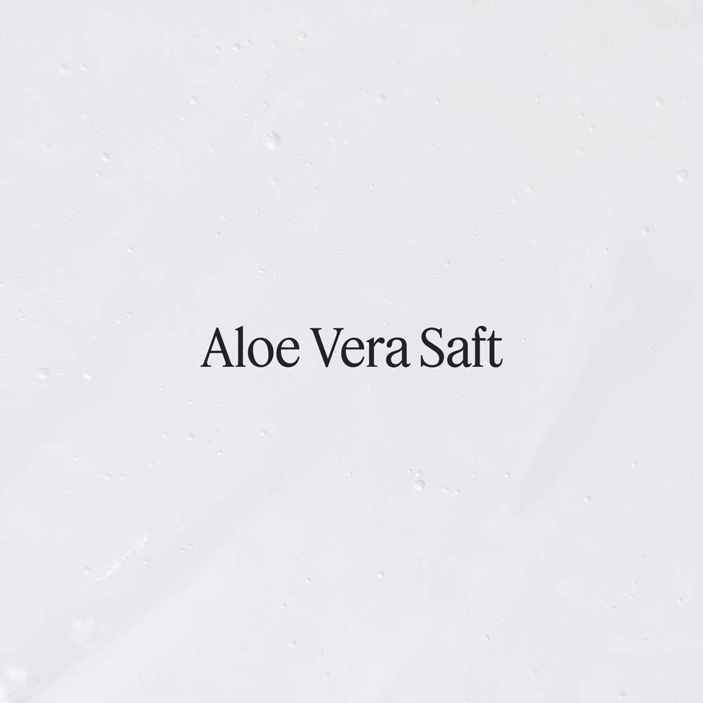 Text: Aloe Vera Saft, in schwarzer Schrift auf weißem Hintergrund.
