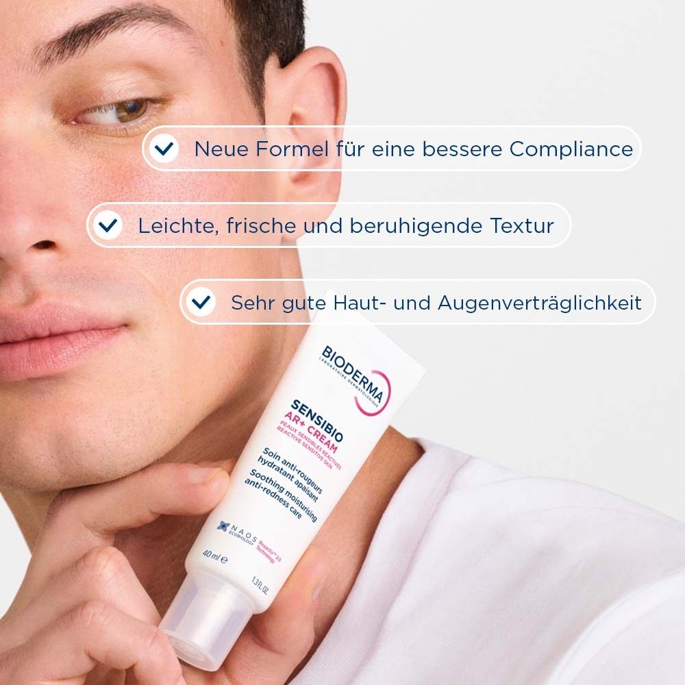 Mann mit BIODERMA Sensibio AR+ Cream. Text: Neue Formel, leichte Textur, Hautverträglichkeit.