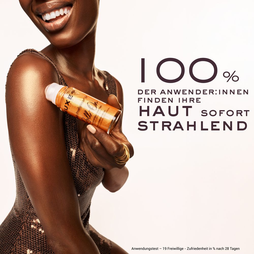 Frau hält Roll-on. Text: 100% der Anwender finden ihre Haut sofort strahlend.