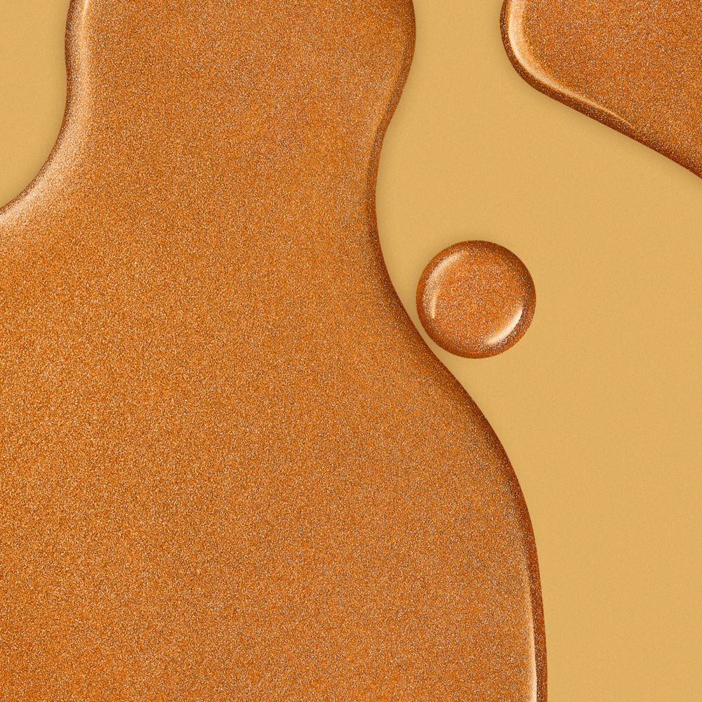 Goldfarbene Flüssigkeit mit Schimmerpartikeln. Tropfenform.