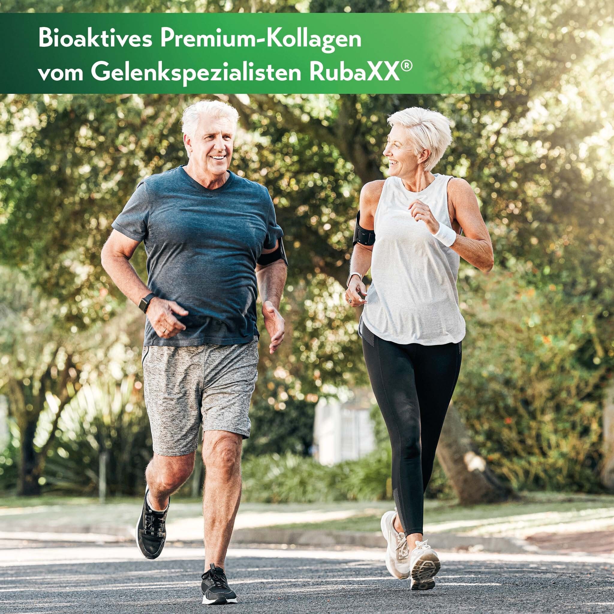 Älteres Paar joggt auf einem Weg. Beide tragen Sportkleidung. Frau mit weißem Top, Mann mit grauem Shirt. Sonniger Tag.