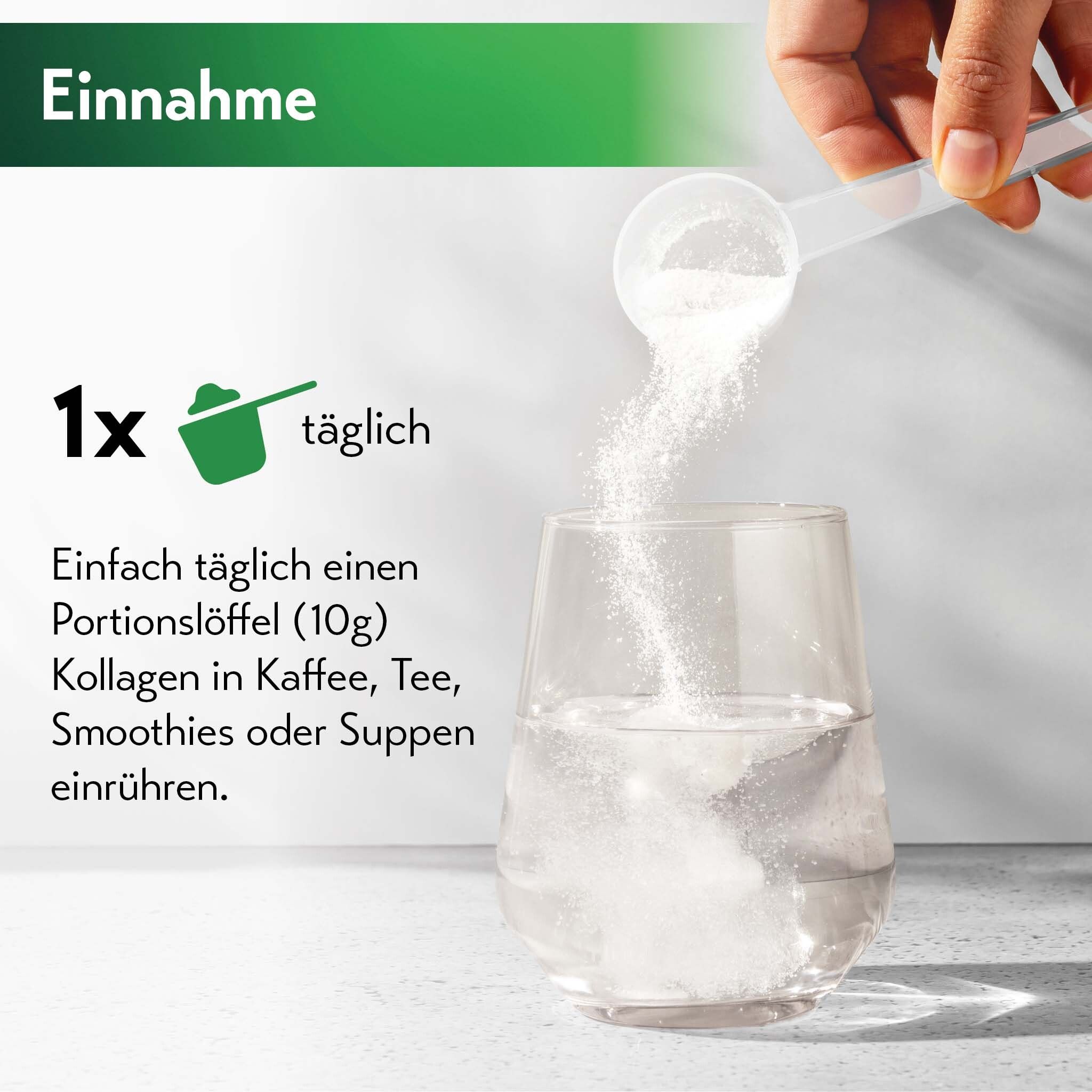 Hand schüttet Kollagenpulver in ein Glas Wasser. Ein Messlöffel liegt daneben. Text: 1x täglich.