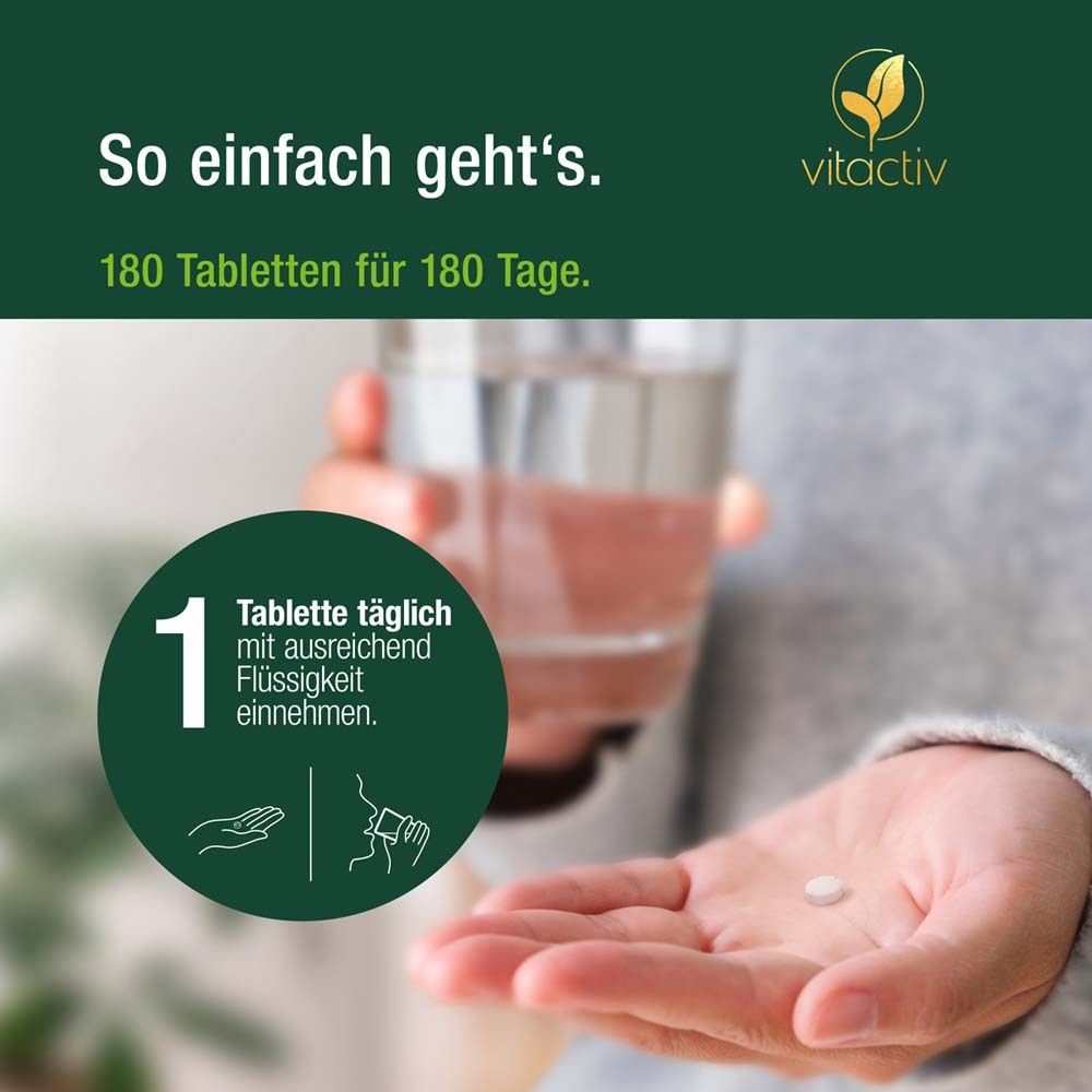 Hand hält Tablette und Glas Wasser. Text: 1 Tablette täglich mit Flüssigkeit einnehmen.