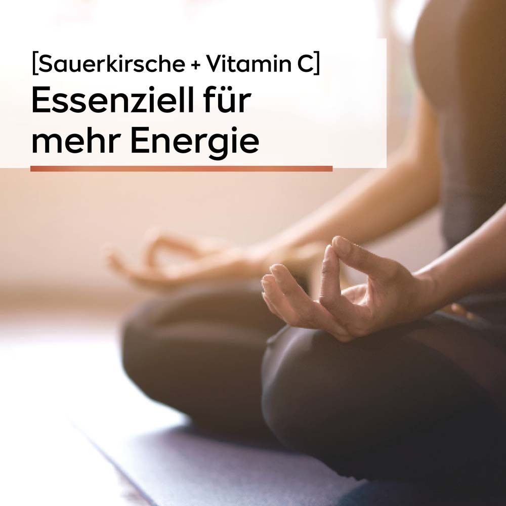 Person sitzt im Schneidersitz. Text: "[Sauerkirsche + Vitamin C] Essentiell für mehr Energie".