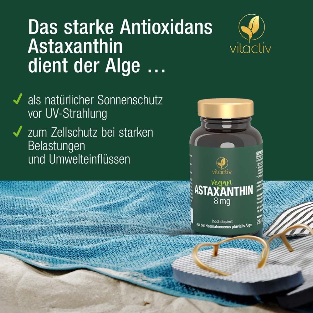 Produktflasche am Strand. Aufschrift: Vitactiv Vegan Astaxanthin 8 mg. Flip-Flops liegen daneben.