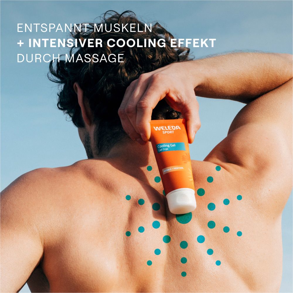 Mann mit freiem Oberkörper, hält Tube "WELEDA SPORT Kühlgel" auf dem Rücken. Blaue Punkte.