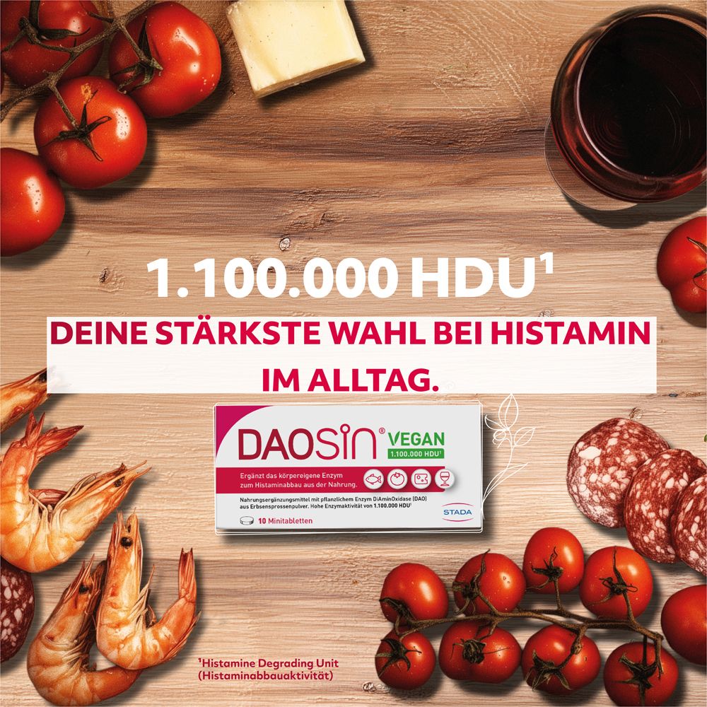 Produkt DAOSIN® Vegan mit Essen auf Holz. Tomaten, Garnelen, Käse, Wein. Text: Deine stärkste Wahl bei Histamin im Alltag.