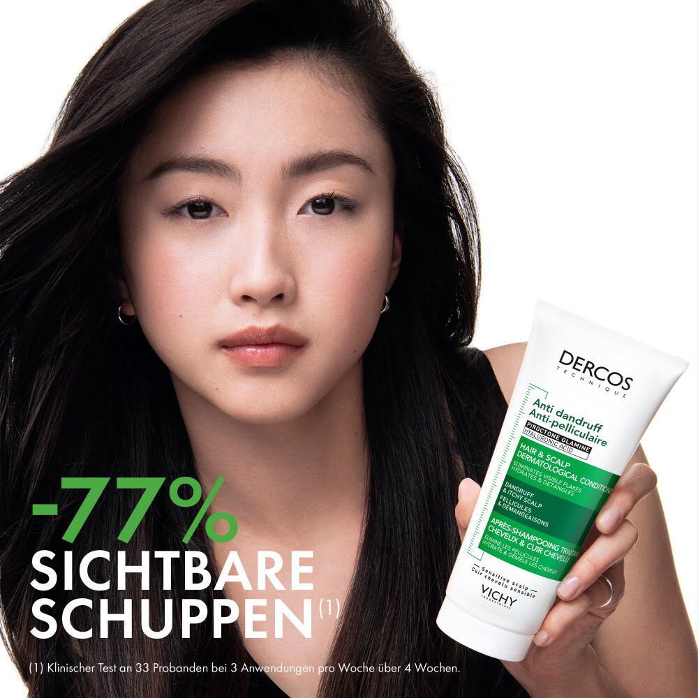 Frau hält Tube Dercos Anti-Schuppen Conditioner. Text: -77% sichtbare Schuppen.