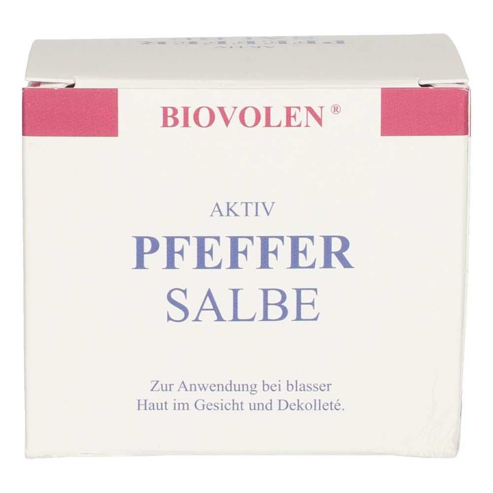 Weiße Faltschachtel mit rosa Akzenten. Aufschrift: BIOVOLEN, AKTIV, PFEFFER SALBE. Text: Zur Anwendung bei blasser Haut im Gesicht und Dekolleté.