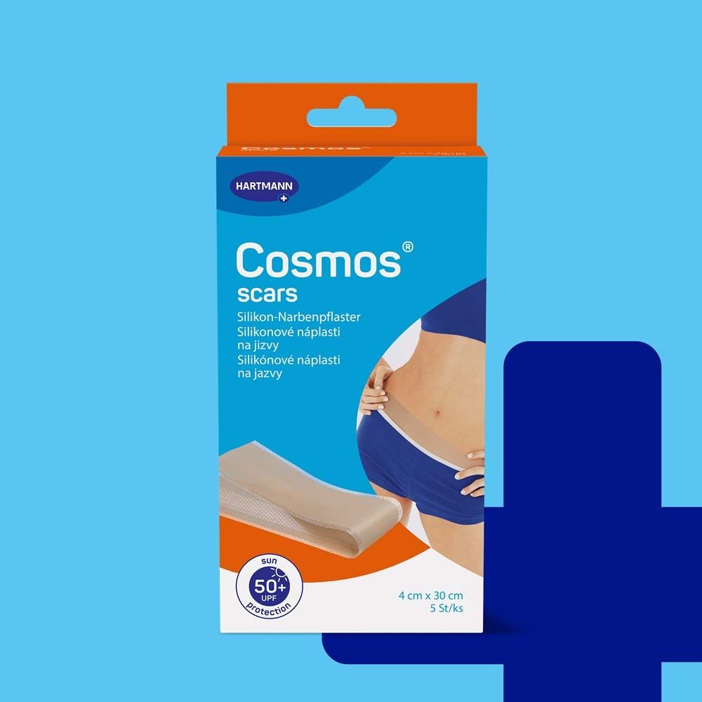 Schachtel mit Cosmos Narbenpflaster. Aufdruck: 50+ UV-Schutz. Abbildung einer Frau.