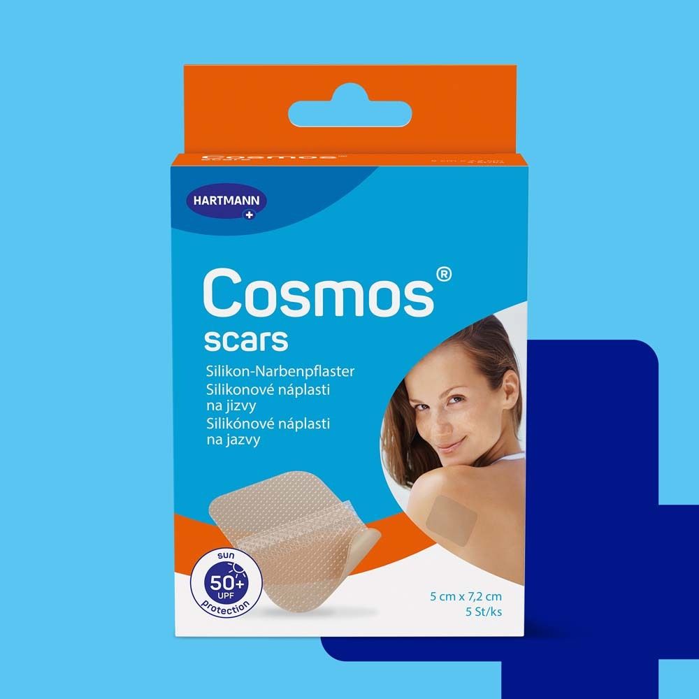 Schachtel mit Cosmos Narbenpflaster. Aufdruck: 50+ UV-Schutz. Abbildung einer Frau.
