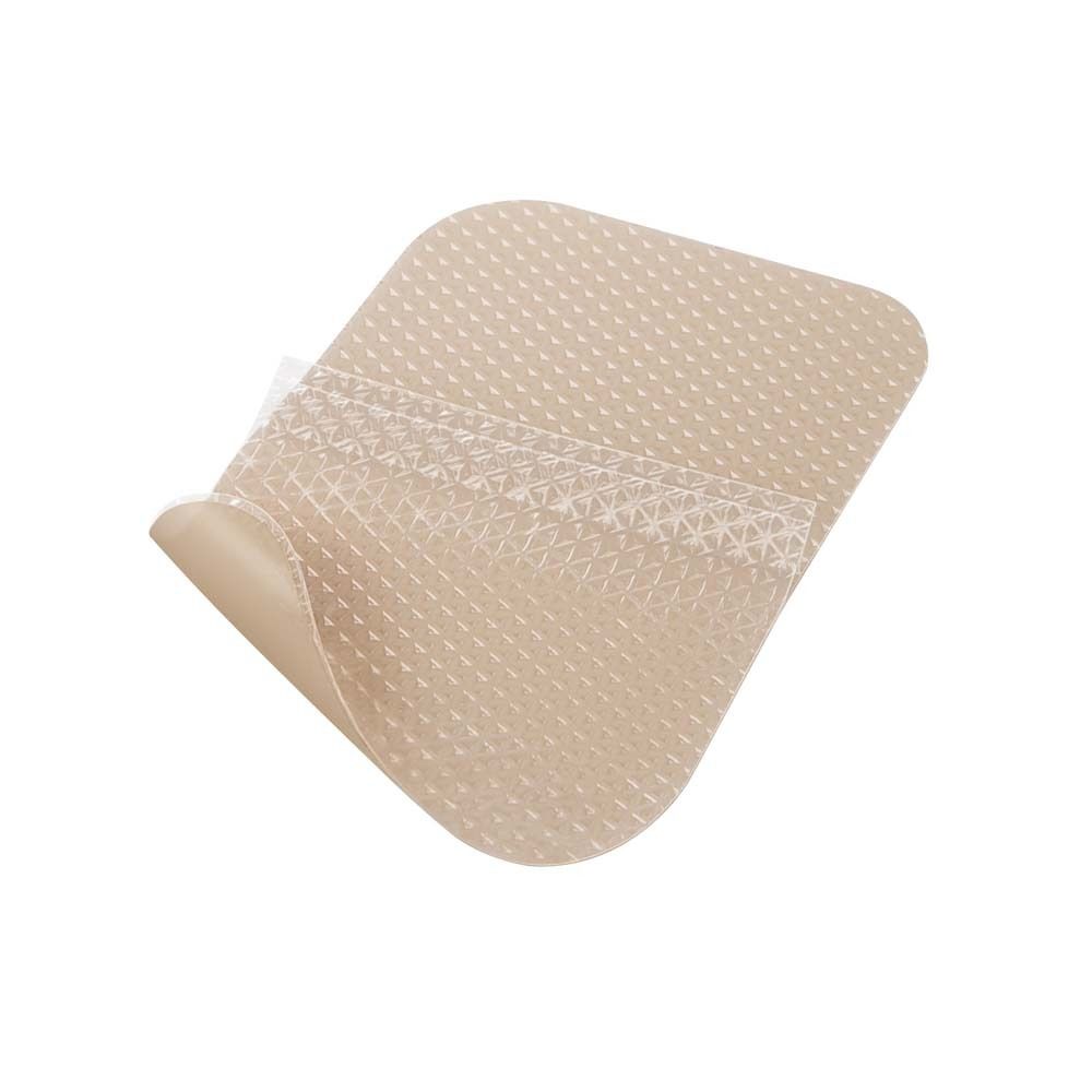 Beige Narbenpflaster. Quadratische Form mit abgerundeten Ecken. Transparente Schutzfolie sichtbar.
