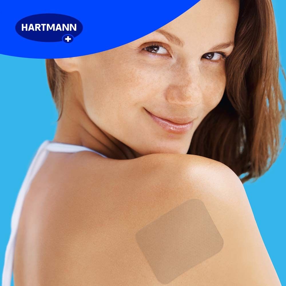 Frau mit Narbenpflaster auf der Schulter. Hautfarbenes Pflaster.