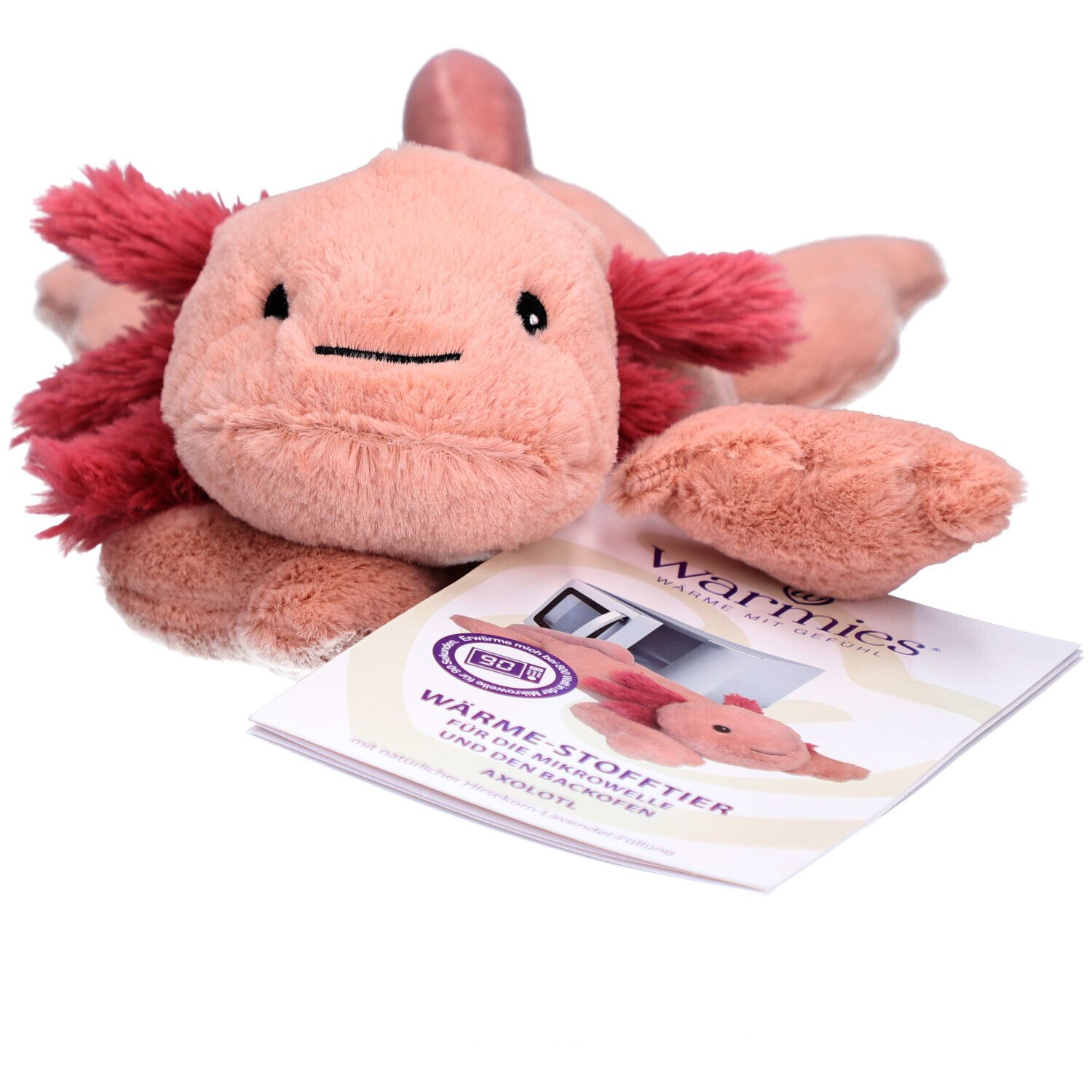 Rosa Axolotl-Wärmestofftier mit rotem Kiemenansatz. Liegt neben einer Broschüre mit Produktabbildung und Logo.