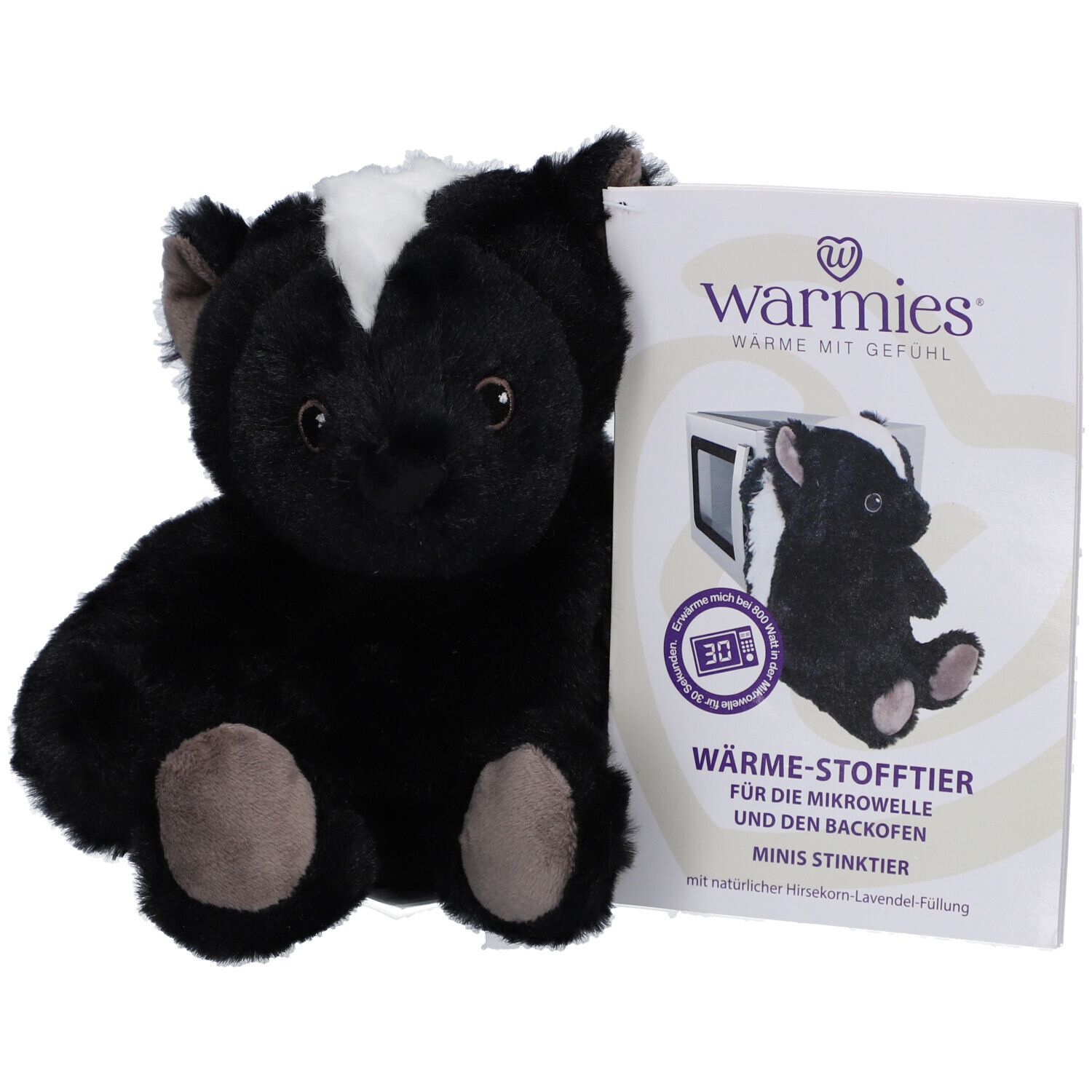 Schwarzes und weißes Stofftier-Stinktier mit braunen Pfoten und Ohren. Neben dem Stofftier liegt eine Verpackung mit Produktinformationen.