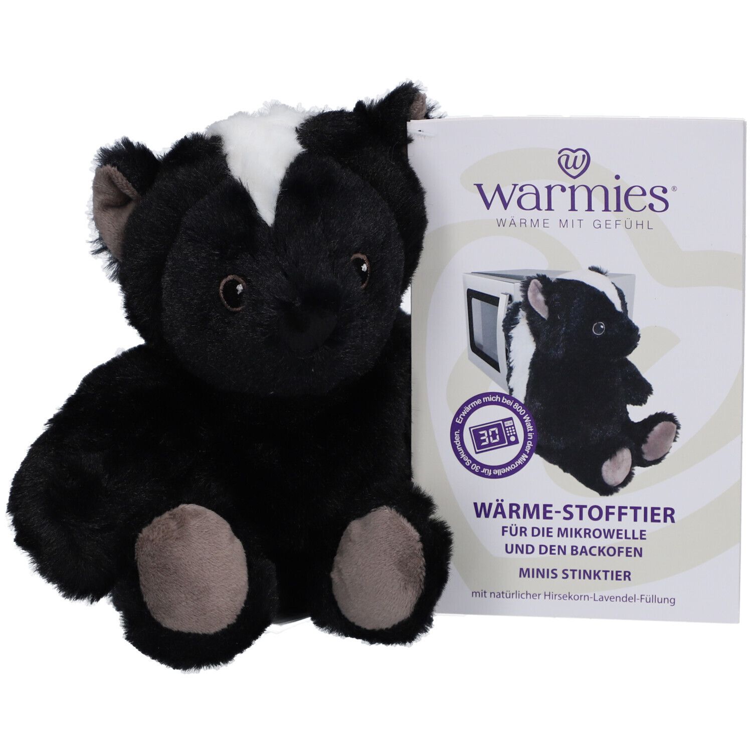 Schwarzes und weißes Stofftier-Stinktier mit braunen Pfoten und Ohren. Neben dem Stofftier liegt eine Verpackung mit Produktinformationen.