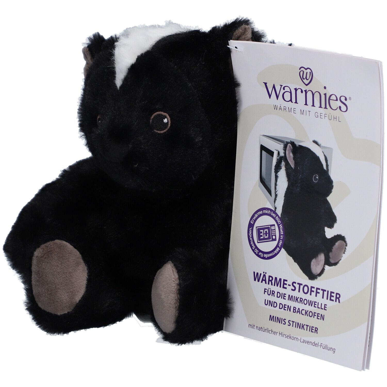 Schwarzes und weißes Stofftier-Stinktier mit braunen Pfoten und Ohren. Neben dem Stofftier liegt eine Verpackung mit Produktinformationen.