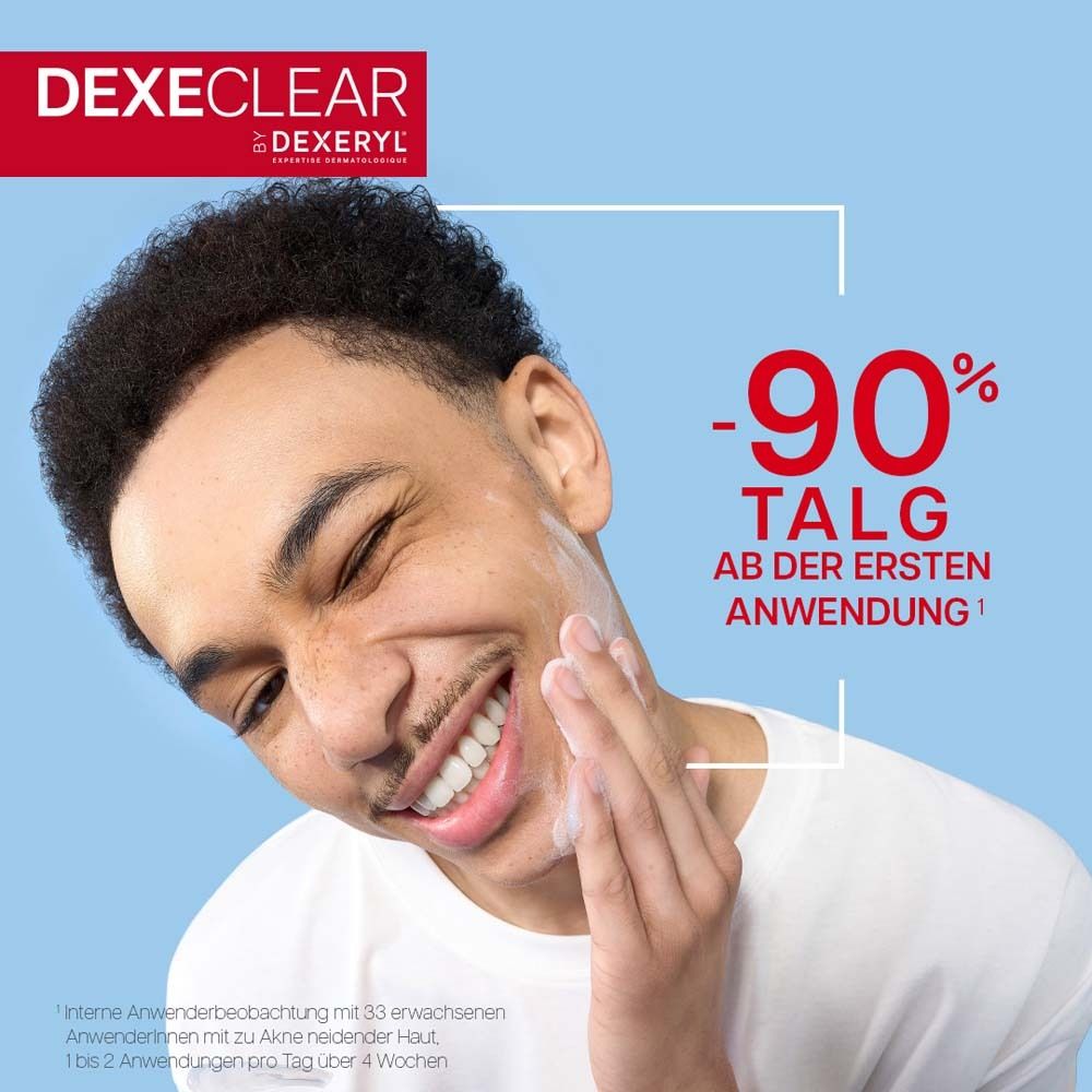 Mann wäscht Gesicht mit Schaum. Aufschrift: DEXECLAR. Text: -90% Talg ab der ersten Anwendung.