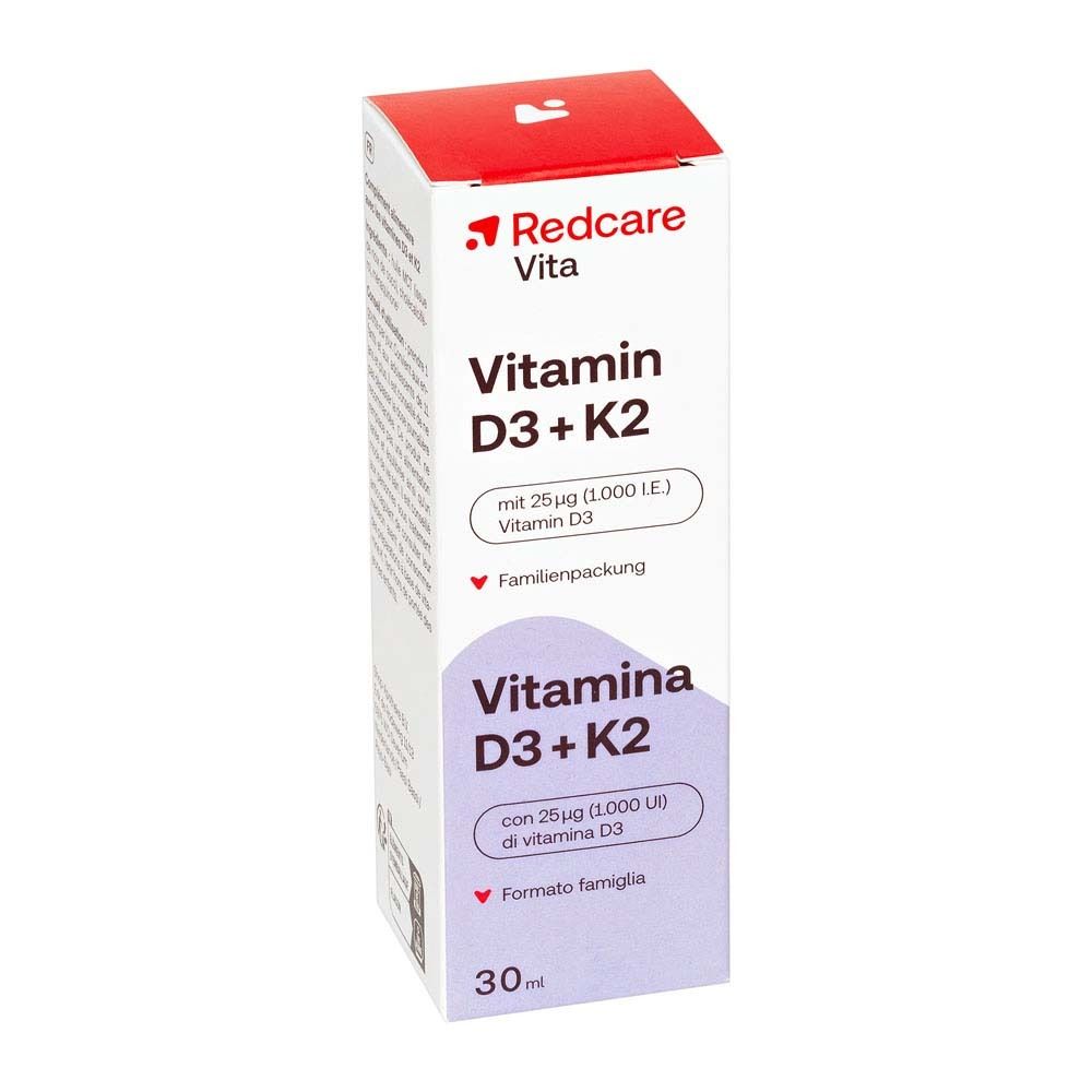 Weiße Verpackung mit Aufschrift: Redcare Vita Vitamin D3 + K2. 30ml. Tropfen mit 25µg Vitamin D3.