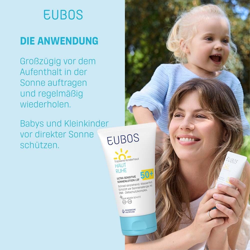 Frau und Kind. EUBOS® HAUT RUHE Sonnenlotion. Tube mit Text. Anwendungshinweis. Hintergrund blau.