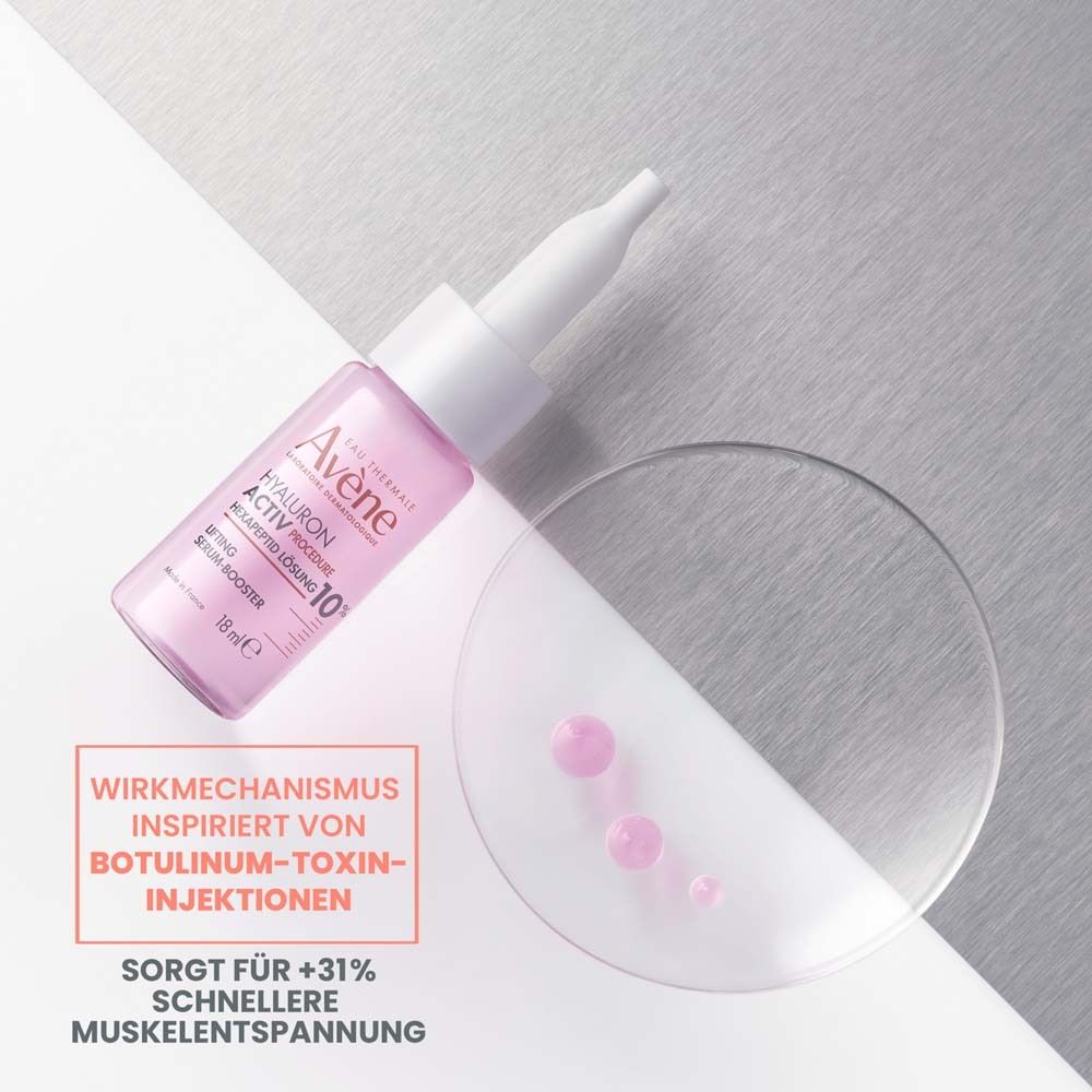Rosa Flasche mit weißem Aufsatz. Aufschrift: HYALURON ACTIV PROCEDURE, Lifting Serum-Booster. Tropfen auf Glasplatte.