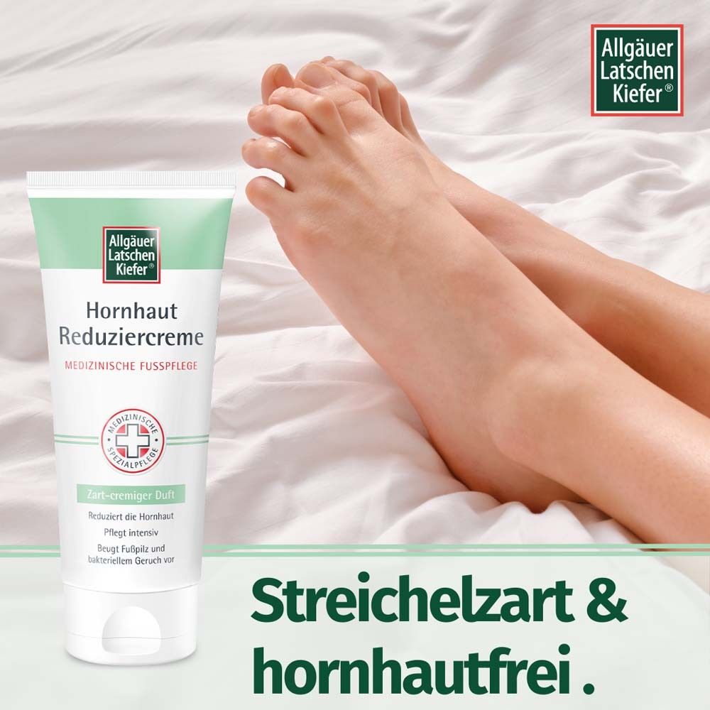 Füße auf weißer Bettwäsche. Daneben Tube Hornhaut Reduziercreme. Text: Streichelzart & hornhautfrei. Logo: Allgäuer Latschenkiefer.