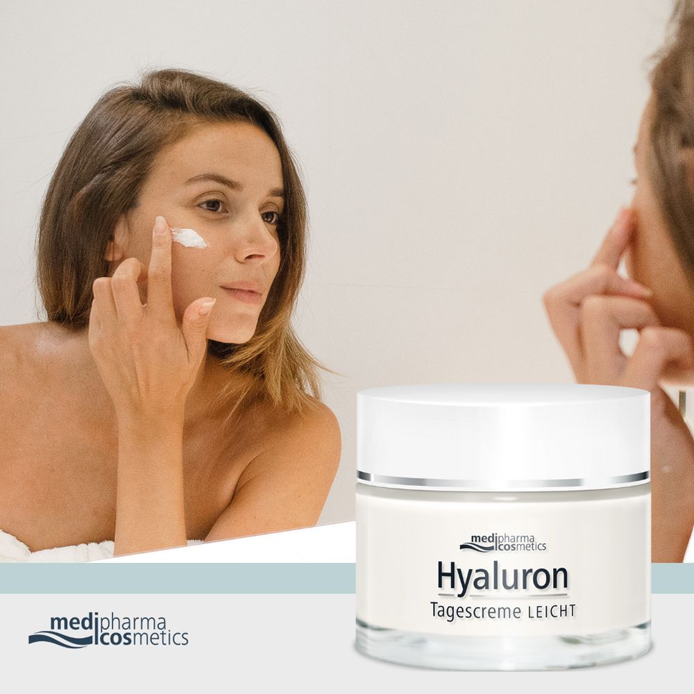 Frau trägt Creme auf. Im Hintergrund ein Spiegel mit dem Produkt. Aufschrift: Hyaluron Tagescreme LEICHT.