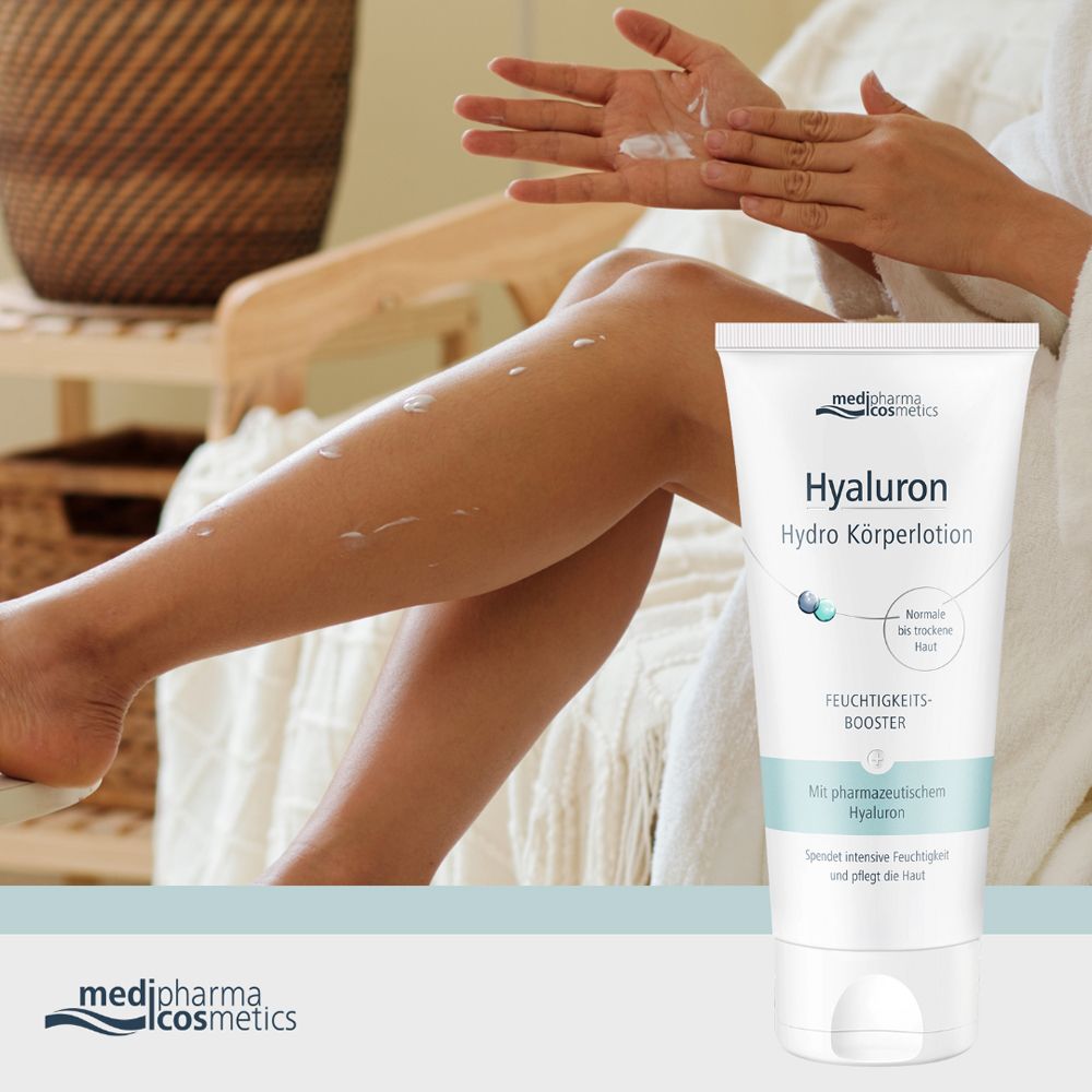 Person trägt Körperlotion auf Bein auf. Tube mit Aufschrift: medipharma cosmetics, Hyaluron Hydro Körperlotion. Für normale bis trockene Haut.