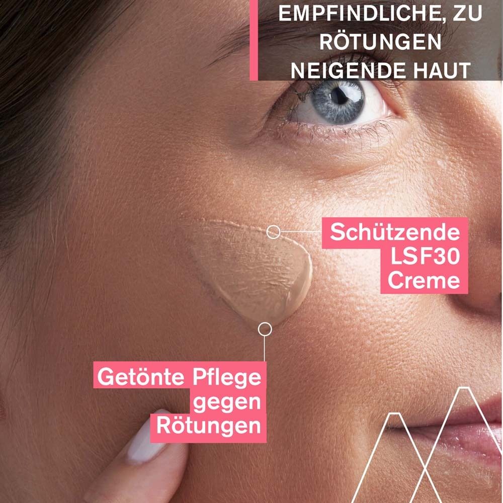 Gesicht mit aufgetragener getönter Creme. Text: Schützende LSF30 Creme, Getönte Pflege gegen Rötungen. Für empfindliche Haut.