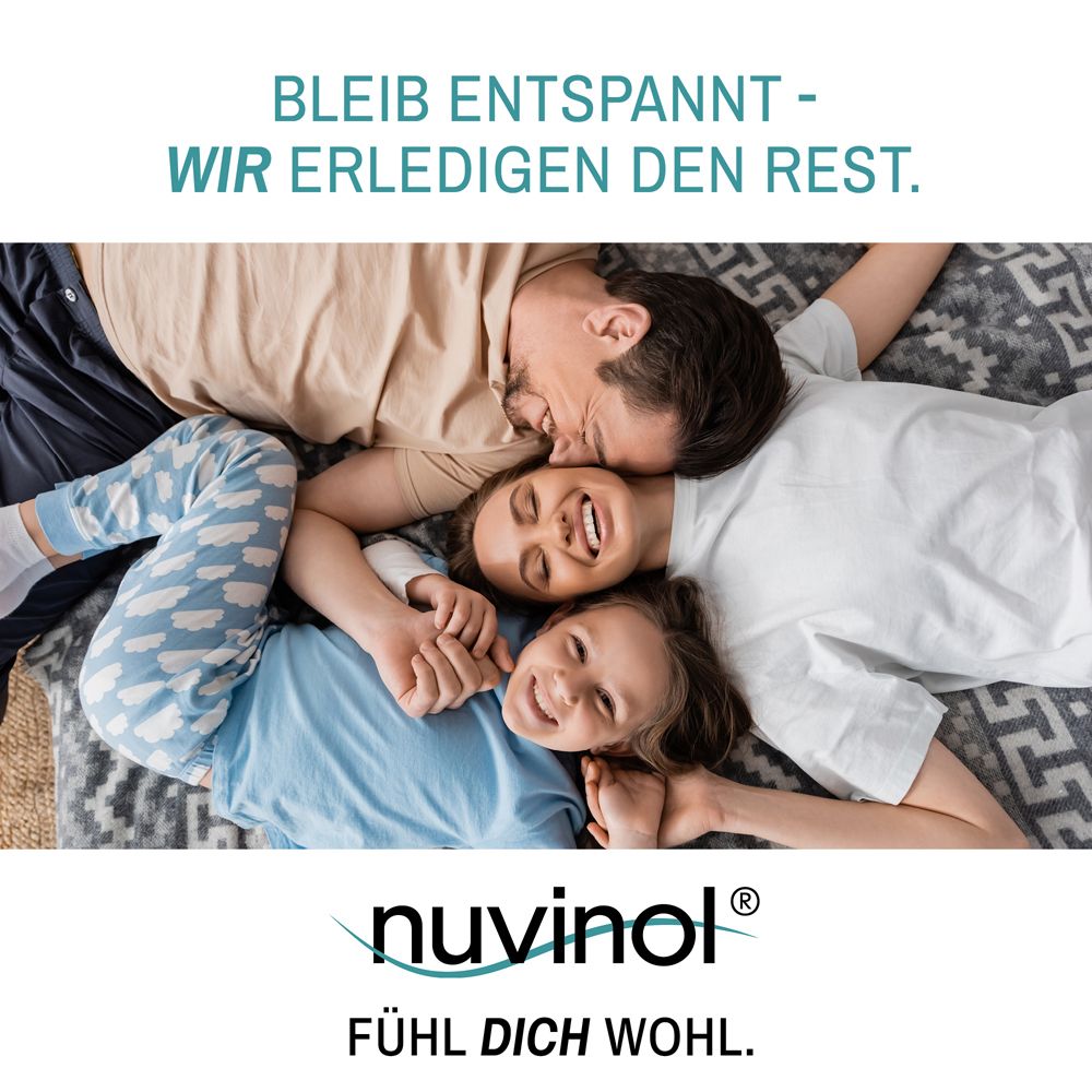 Familie liegt entspannt auf einer Decke. Produktname.