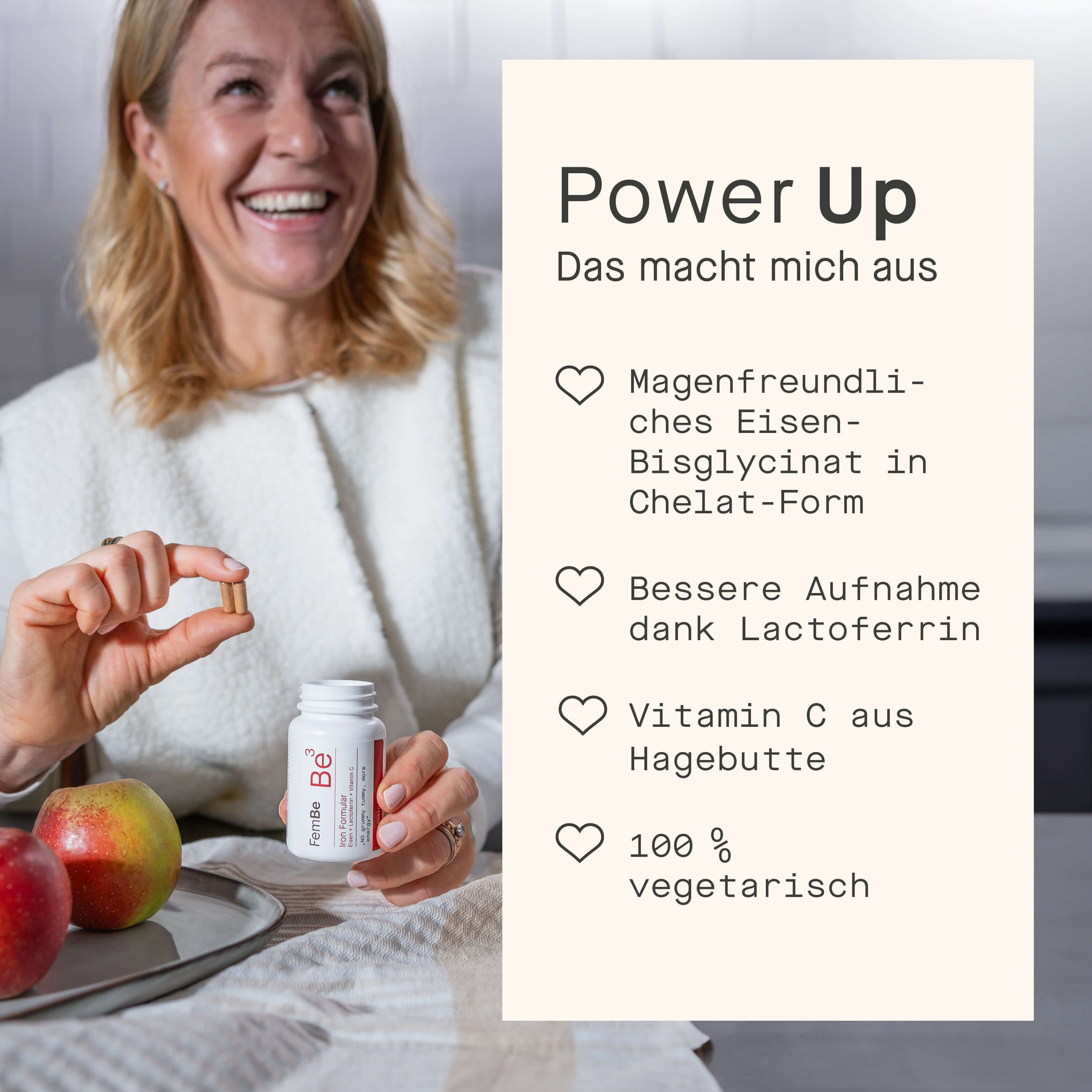 Frau hält eine Kapsel und eine Flasche. Text: Power Up. Magenfreundliches Eisen, bessere Aufnahme, Vitamin C, 100% vegetarisch.