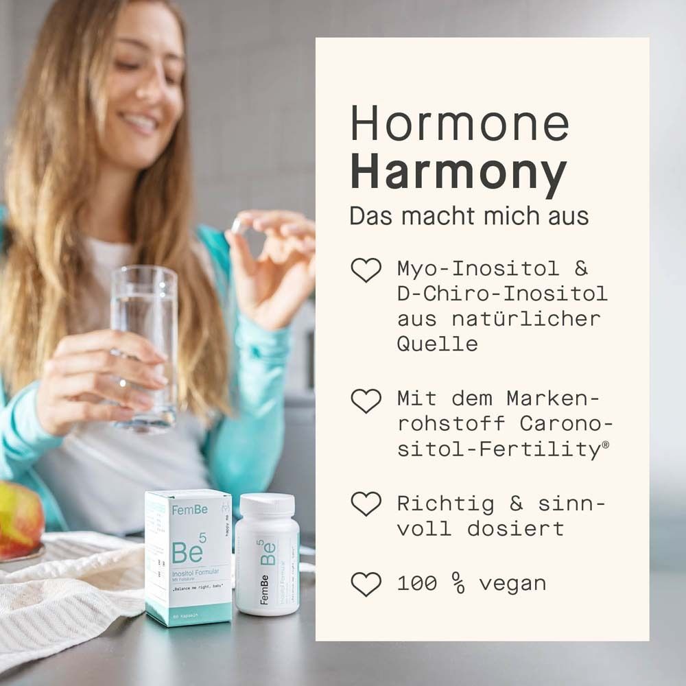 Frau mit Glas Wasser und FemBe®-Flasche. Text: Hormon-Harmonie. Myo-Inositol & D-Chiro-Inositol. 100% vegan.