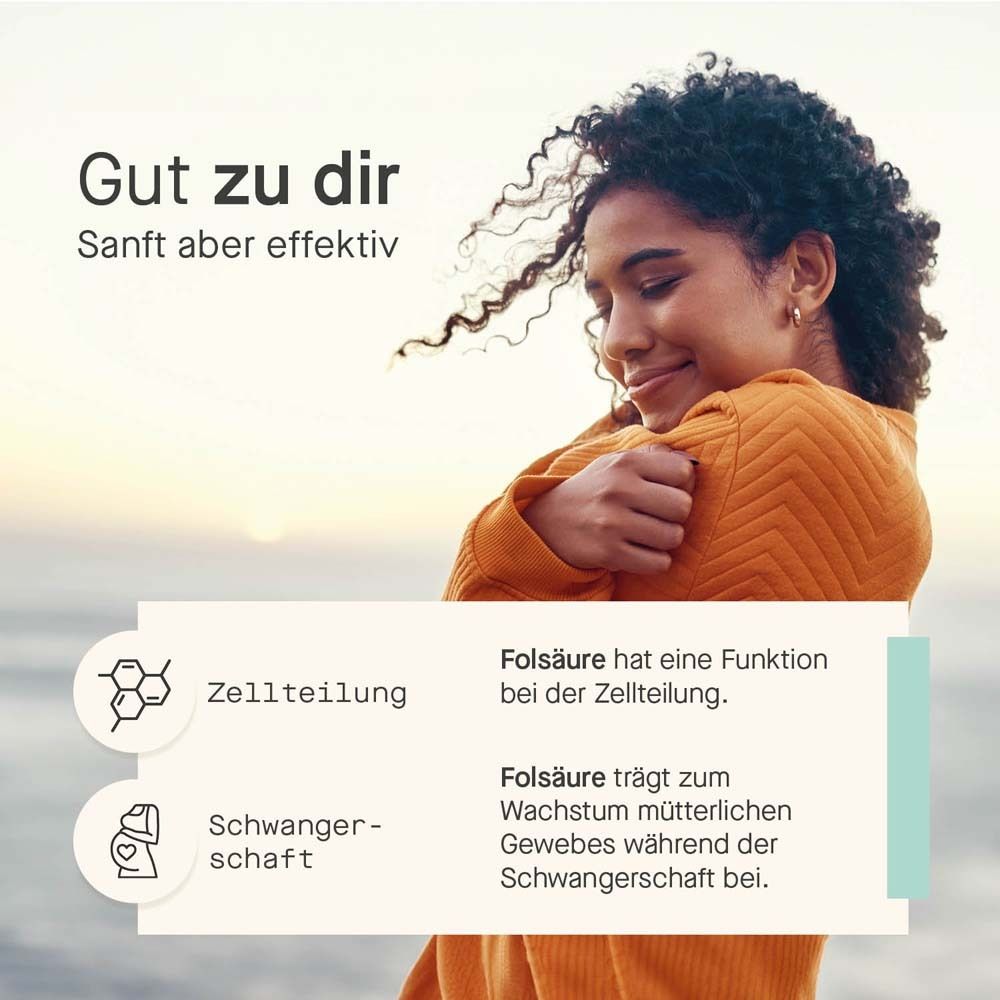 Frau umarmt sich. Text: Gut zu dir. Folsäure hat Funktion bei Zellteilung und Schwangerschaft. Hintergrund: Meer.