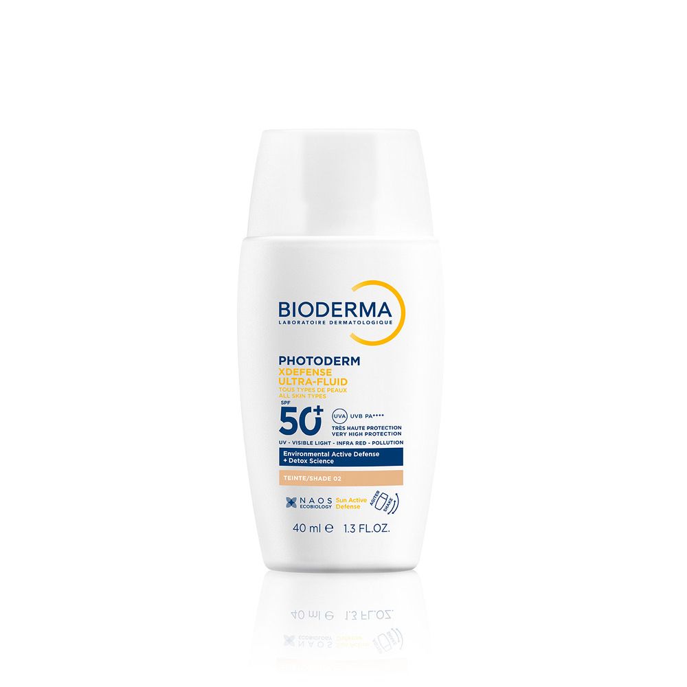 BIODERMA Photoderm XDefense Ultra-Fluid LSF 50+. Weiße Flasche mit gelbem Deckel. Produktinformationen und Logo.