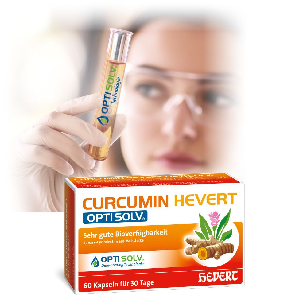 Frau mit Schutzbrille hält Reagenzglas mit Flüssigkeit. Produktverpackung von Curcumin Hevert Optisolv.