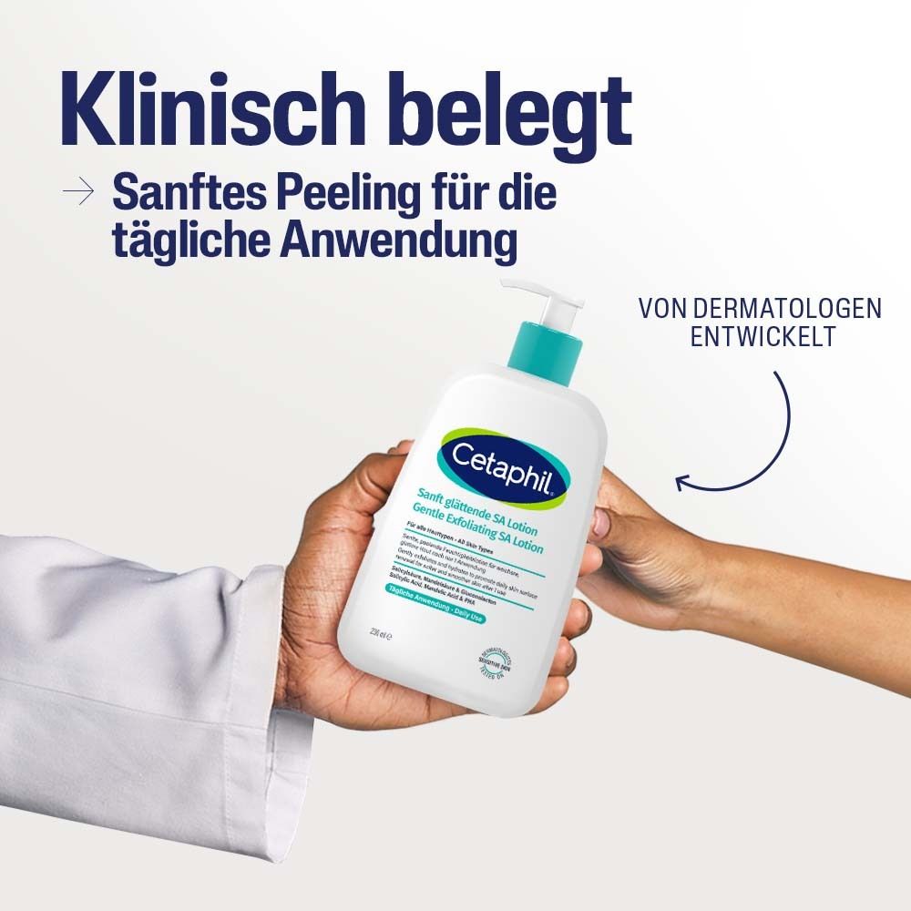 Hände halten Cetaphil® SA Lotion. Text: Klinisch belegt. Sanftes Peeling für die tägliche Anwendung. Von Dermatologen.