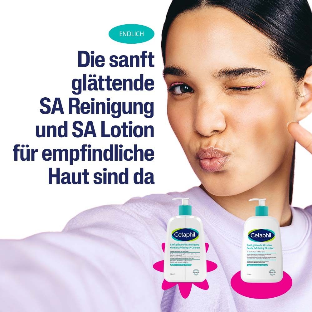 Frau zwinkert. Zwei Cetaphil®-Flaschen. Text: Sanft glättende SA Reinigung und SA Lotion.