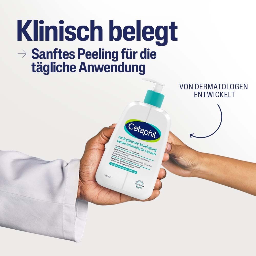 Hände halten Cetaphil®-Flasche. Text: Sanftes Peeling für die tägliche Anwendung. Von Dermatologen.