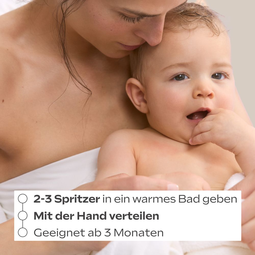 Baby im Bad. Text: 2-3 Spritzer in warmes Bad geben. Mit der Hand verteilen. Geeignet ab 3 Monaten.