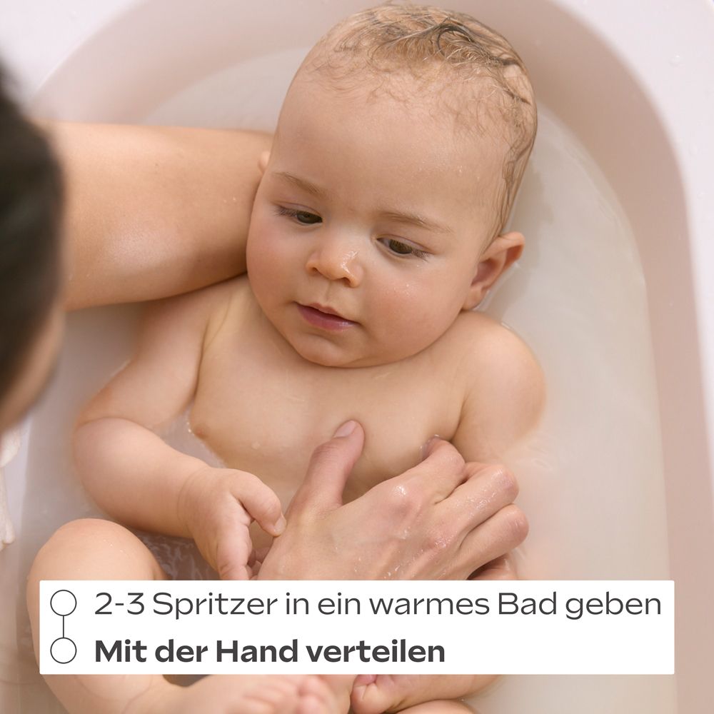 Baby im Bad. Hände halten das Baby im Wasser. Text: 2-3 Spritzer in ein warmes Bad geben. Mit der Hand verteilen.