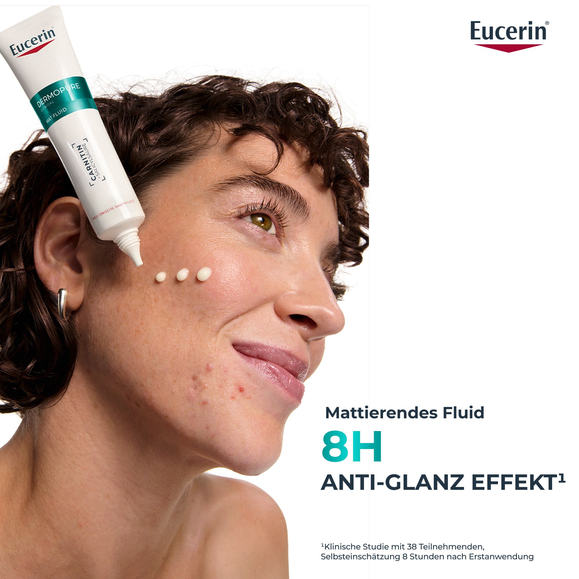 Frau mit Eucerin DERMOPURE CLINICAL Mat Fluid. Text: 8H ANTI-GLANZ EFFEKT.