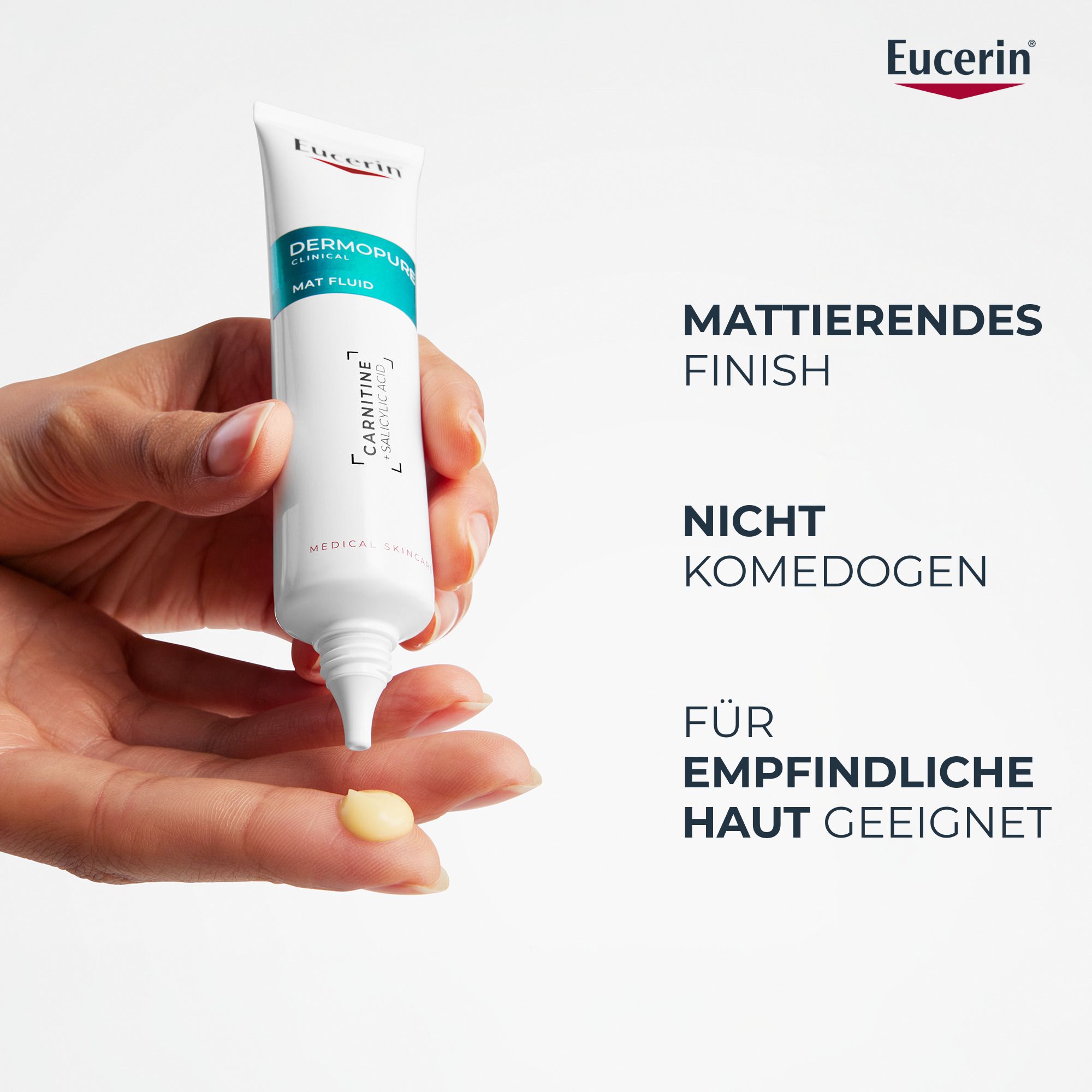 Hand mit Eucerin DERMOPURE CLINICAL Mat Fluid. Text: MATTIERENDES FINISH, NICHT KOMEDOGEN.
