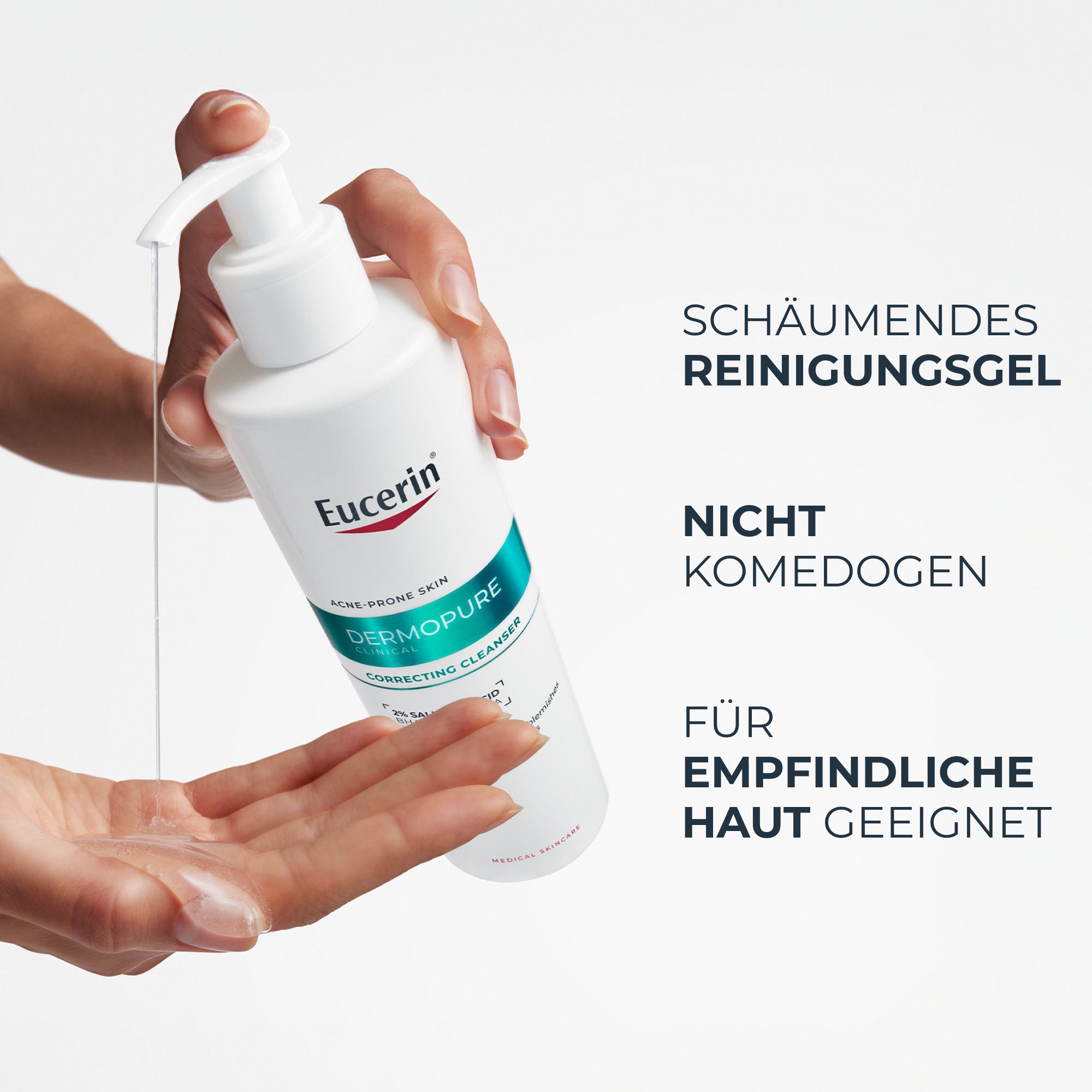Hand hält Flasche Eucerin DERMOPURE CLINICAL Reinigungsgel. Schaumendes Reinigungsgel, nicht komedogen, für empfindliche Haut.