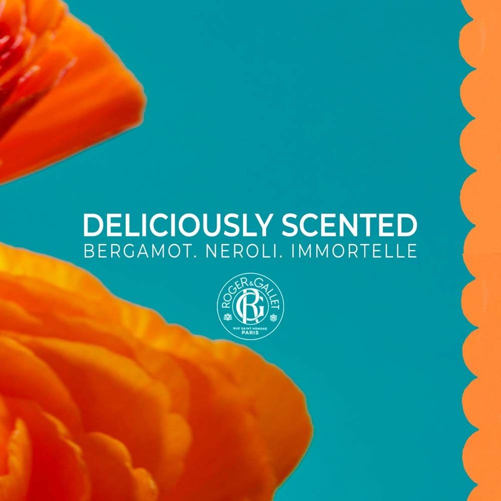 Text auf blauem Hintergrund: DELICIOUSLY SCENTED. BERGAMOT. NEROLI. IMMORTELLE. ROGER&GALLET Logo.