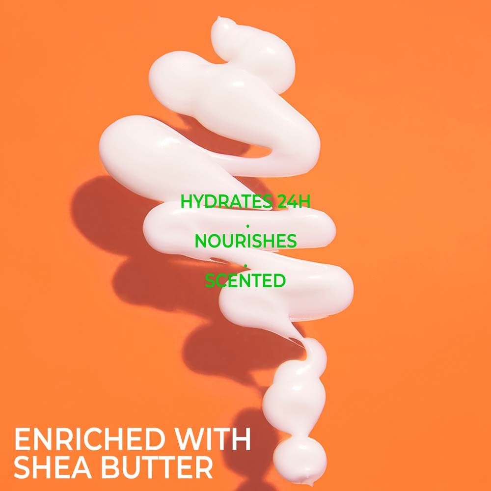 Weißes Produkt auf orangefarbenem Hintergrund. Text: HYDRATES 24H, NOURISHES, SCENTED. ENRICHED WITH SHEA BUTTER.