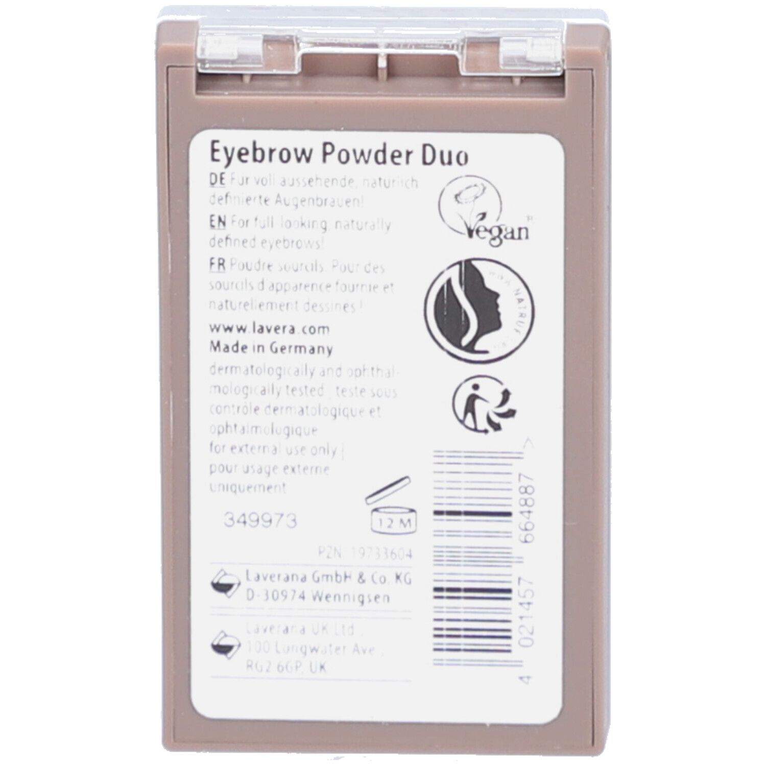 Rückseite der Augenbrauenpuder-Duo-Verpackung. Text in Deutsch, Englisch und Französisch. Vegan-Siegel. Hergestellt in Deutschland.