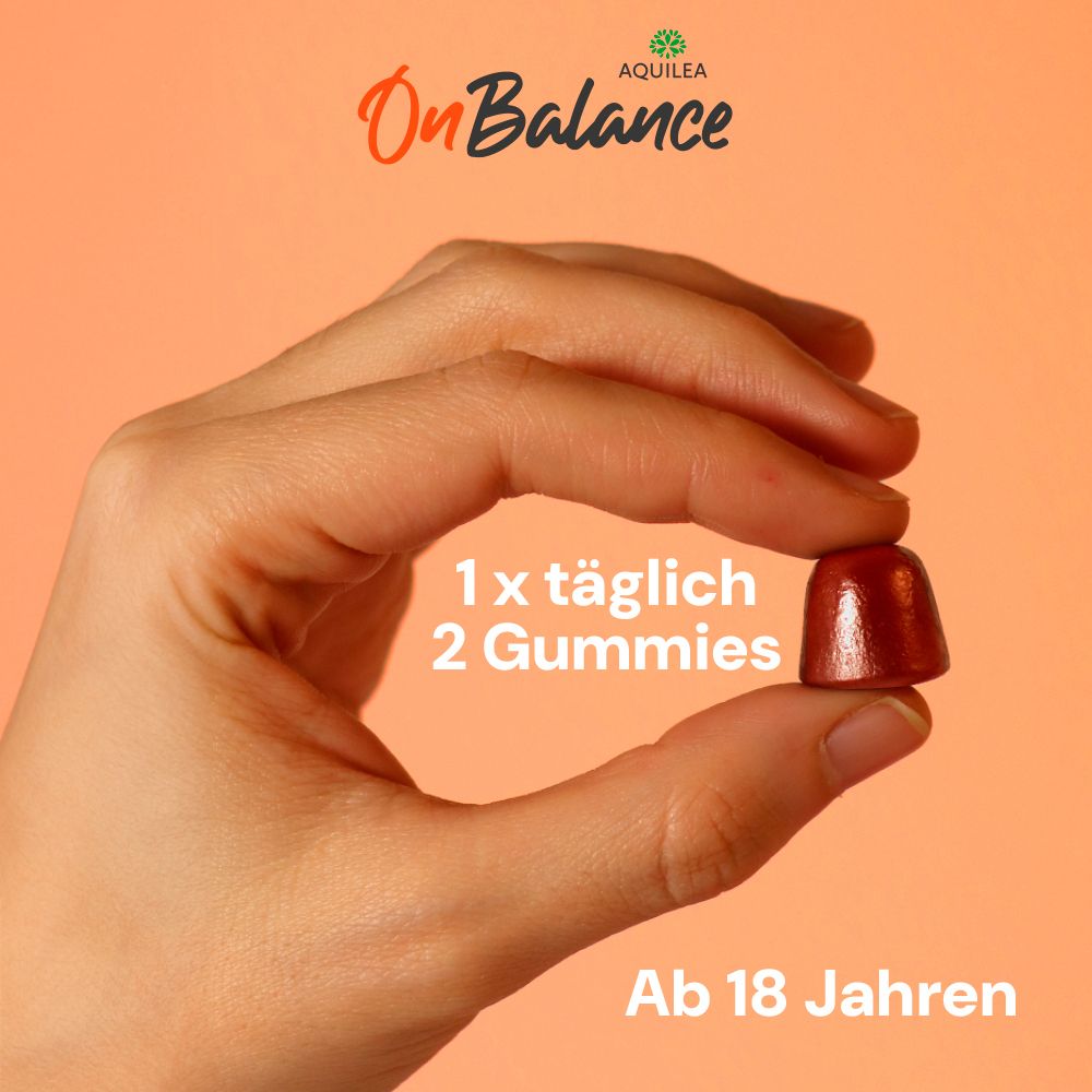 Hand hält eine einzelne Gummibärchen. Text: 1 x täglich 2 Gummies. Ab 18 Jahren.