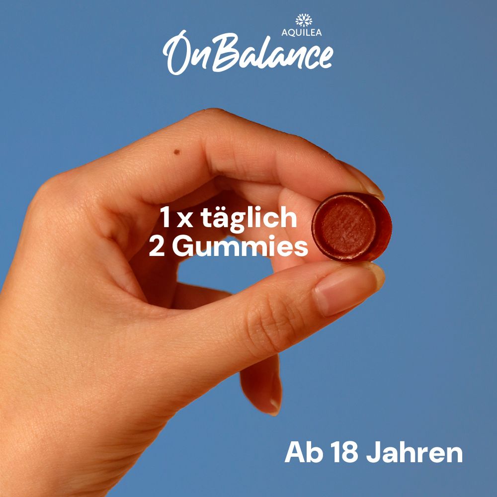 Hand hält eine einzelne, runde, braune Gummibärchen. Text: 1x täglich 2 Gummies. Ab 18 Jahren.