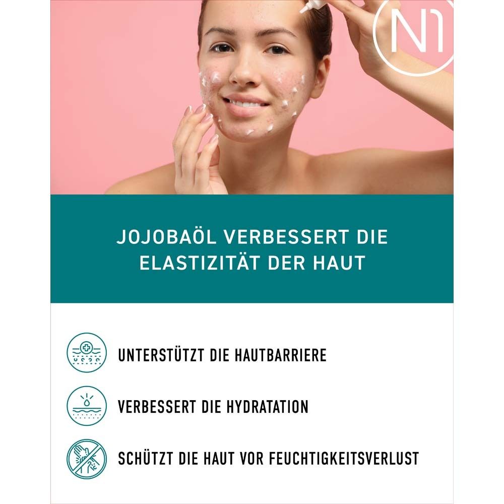 Frau trägt Creme auf. Text: Jojobaöl verbessert die Elastizität der Haut. Unterstützt die Hautbarriere. Verbessert die Hydratation.